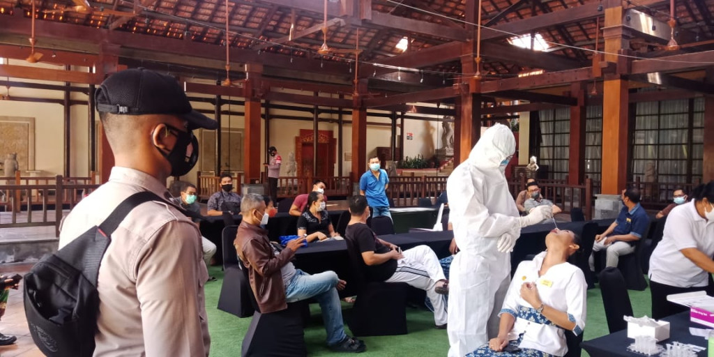 Pelaksanaan Kegiatan Tracing dan Test Swab Lapangan di Kelurahan Benoa, Kec. Kuta Selatan